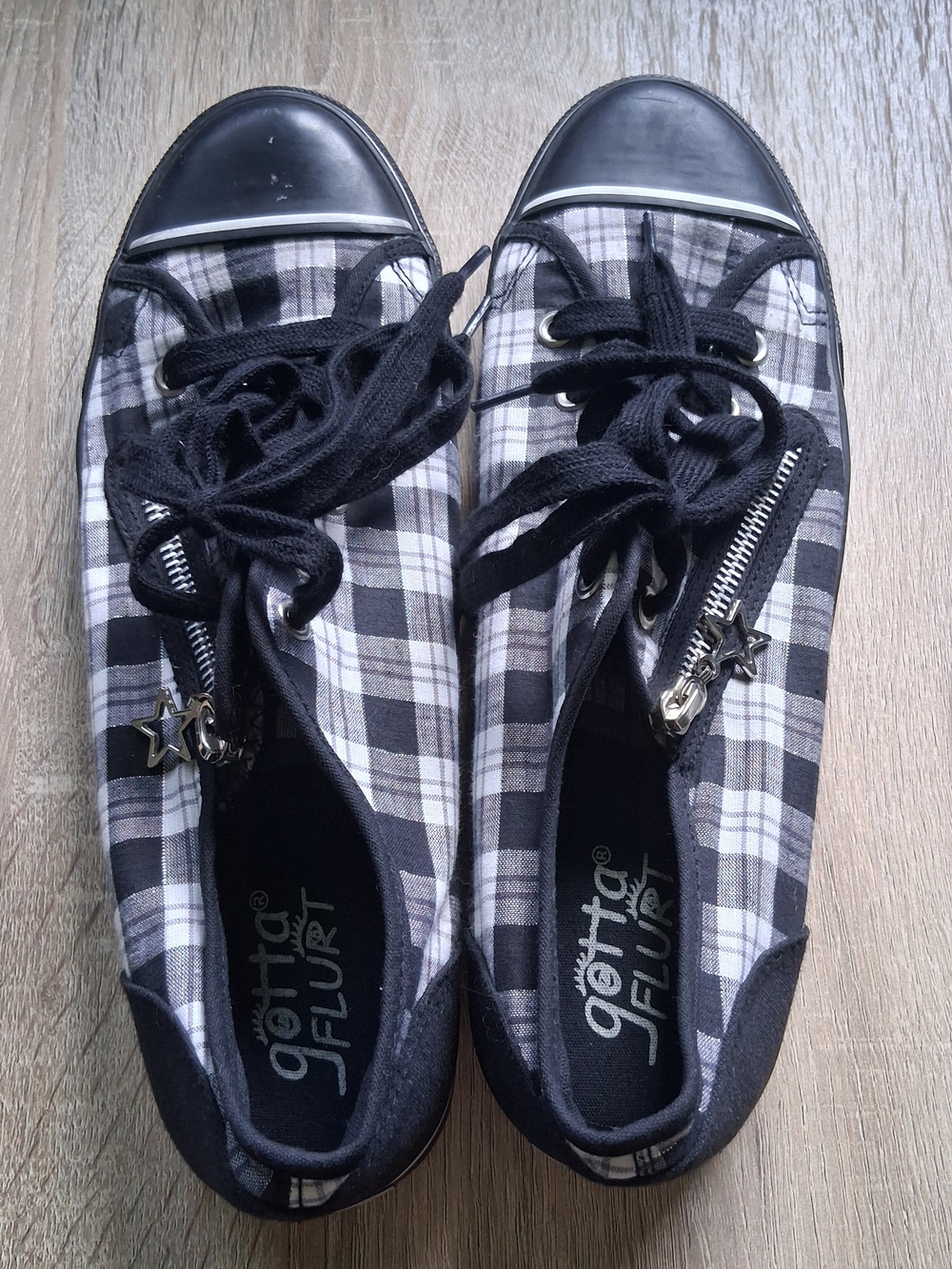 Plaid Black and White Lace-Up Sneakers Women's Size 10 BNWOT - Picture 3 of 6